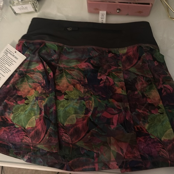 Brand new lululemon skirt - Picture 4 of 4